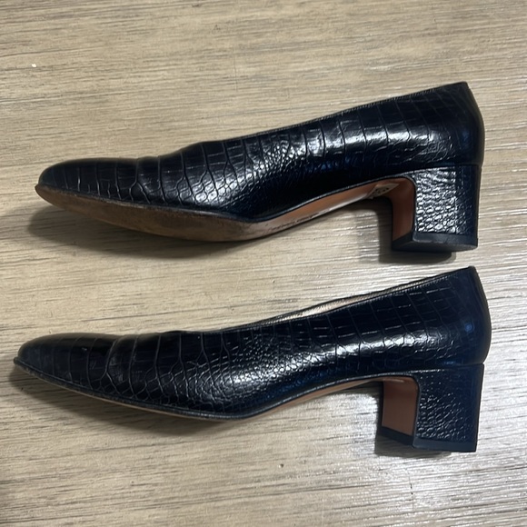Salvatore Ferragamo Black Croc Print Classic Office Pumps 5.5B. Bottoms worn - Picture 3 of 10